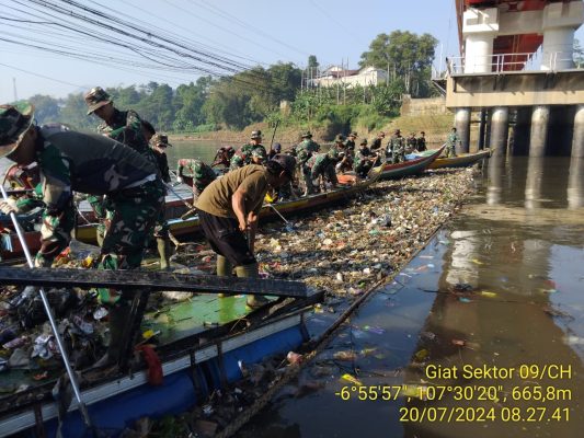 Bahu-Membahu Bersihkan Sampah di Kawasan Jembatan Babakan Sapan