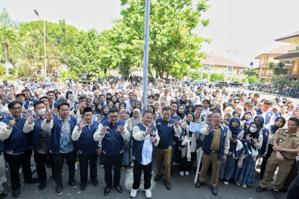 Sekda Jabar Lepas Ribuan Mahasiswa UNIGA Ikut KKN Tematik
