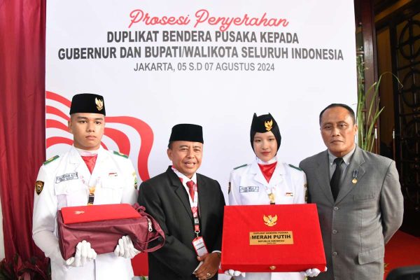 Sekda Herman Wakili Jabar Terima Bendera Pusaka dari BPIP