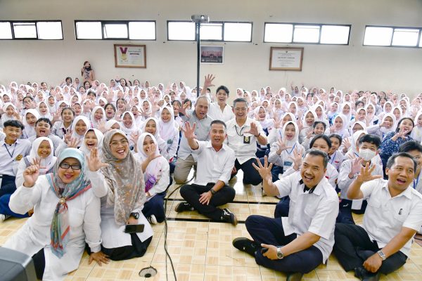 Bey Machmudin Tinjau Hari Ketiga MPLS di SMKN 1 Kota Bandung