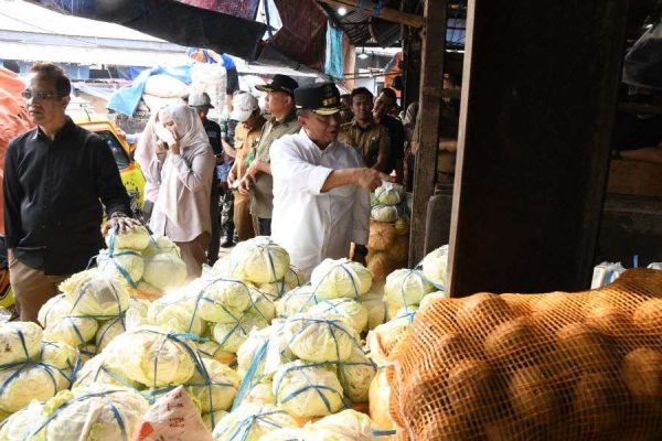Atasi Permasalahan Sampah, Sekda Herman Kunjungi Pasar Caringin Bandung