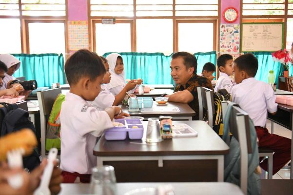 Bey Machmudin Apreasiasi Keberhasilan Uji Coba Makan Siang Bergizi di Sumedang