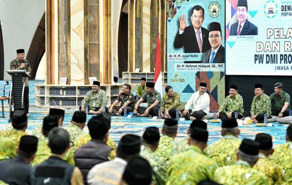 Bey Machmudin Hadiri Pelantikan Pengurus Wilayah DMI Jabar