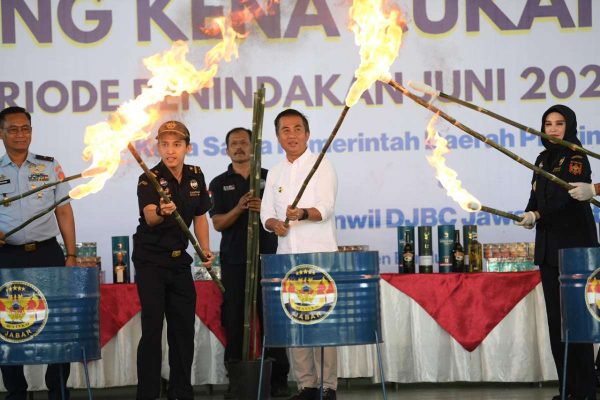 Pemdaprov Jabar Berantas Kejahatan Cukai, Barang Ilegal Dimusnahkan