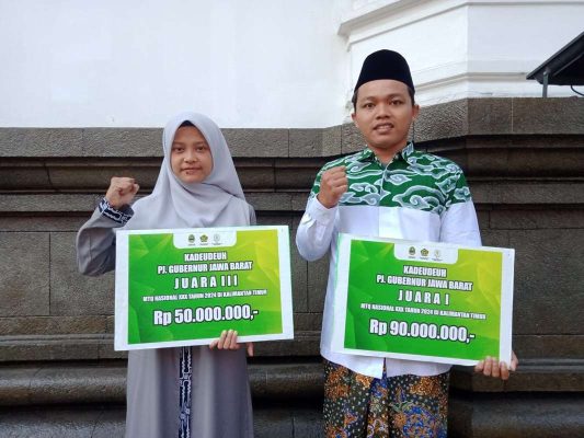 Pemdaprov Jabar Berikan Kadeudeuh Kepada Santri Berprestasi di MTQ XXX