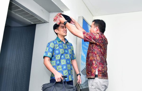 Bey Machmudin Sambut Kedatangan Perdana Scoot Airlines di BIJB Kertajati