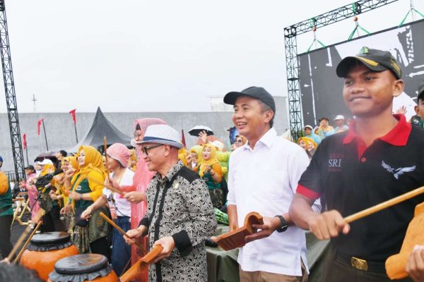 Bey Machmudin Nikmati Alunan Musik Unik dalam Rampak Genteng 2024
