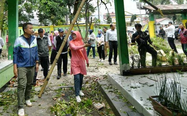 Bey Machmudin Tinjau SDN Baros Mandiri 4 yang Tertimpa Pohon Tumbang