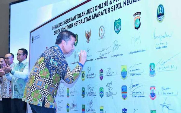 Bey Pimpin Deklarasi Gerakan Tolak Judol dan Pinjol Ilegal di Jabar