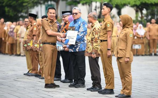Bey Serahkan SK Pensiun Kepada Pegawai Purnatugas BPKAD Provinsi Jabar