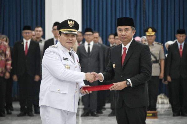 Lantik Penjabat Bupati, Bey Ingatkan Fokus pada Kesejahteraan Masyarakat