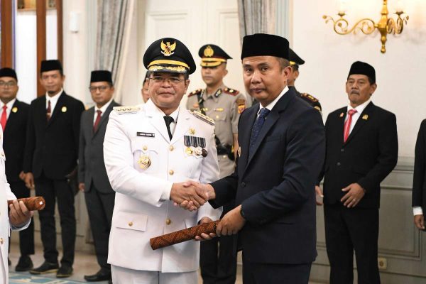 Pesan Bey Saat Lantik Penjabat Bupati Baru: Prioritaskan Aspirasi Warga