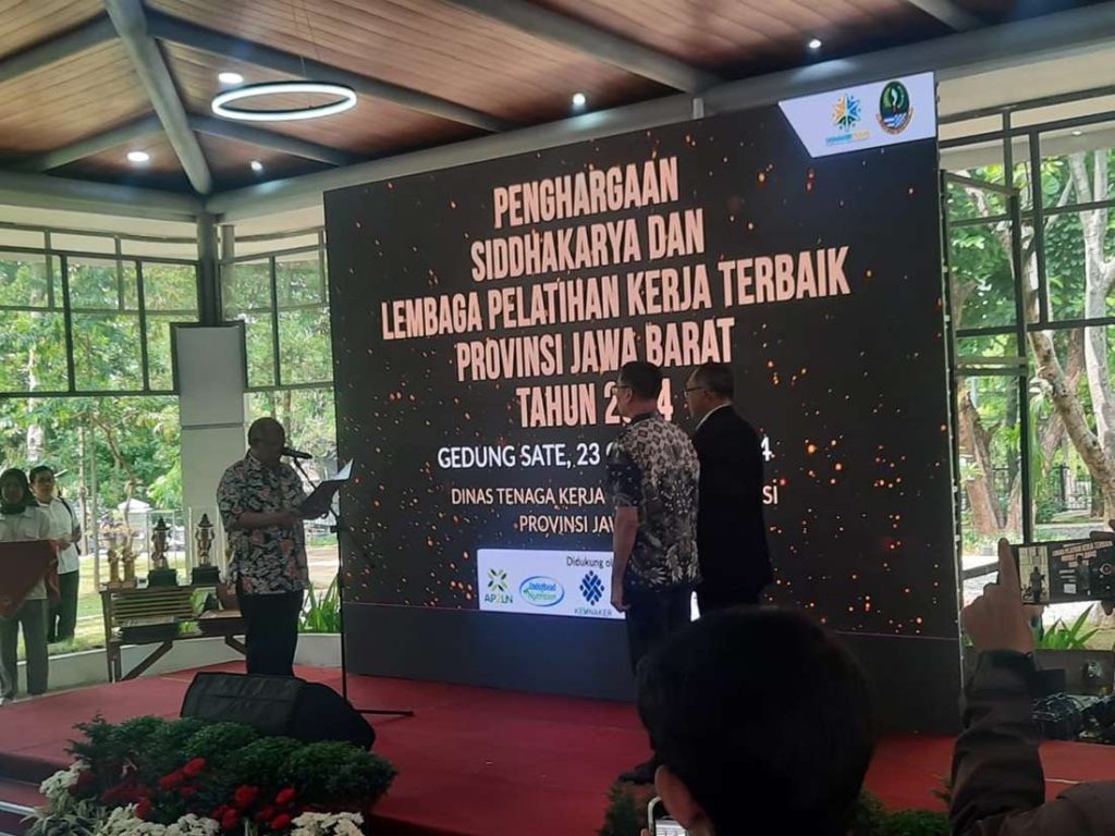 Pemprov Jabar Berikan Penghargaan Siddhakarya untuk Tingkatkan Produktivitas Kerja