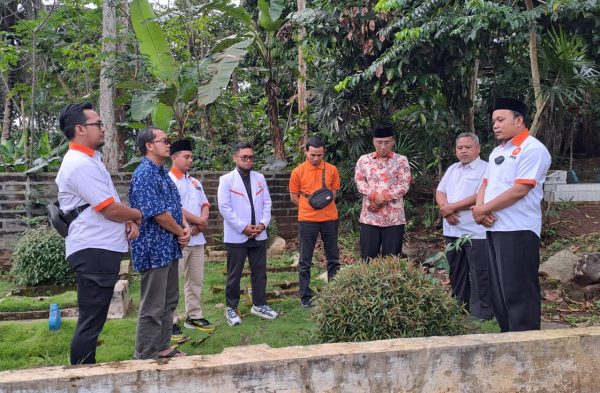 Ziarah ke Makam Sesepuh PKS, KDS Ingatkan Kader Teruskan Perjuangan